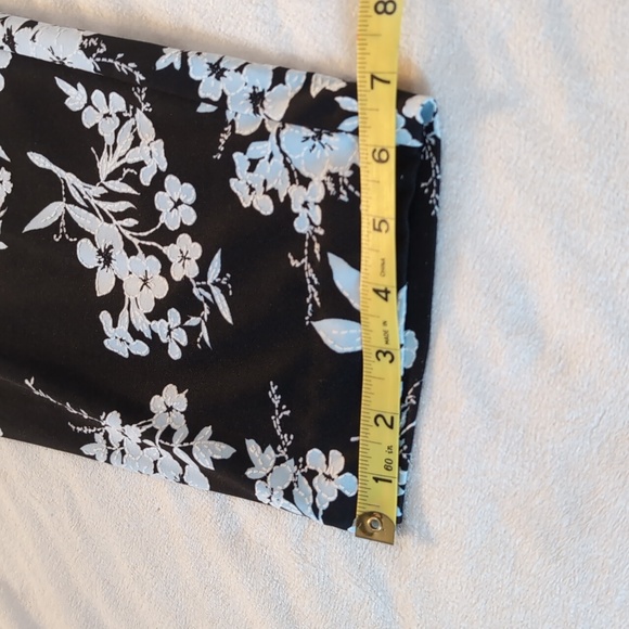 Women's Size Large SoHo Apparel Ltd Crop Black Stretch Pants With Floral Design - Picture 9 of 11